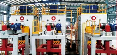 Pressmaskin med oljebehandlingssystem